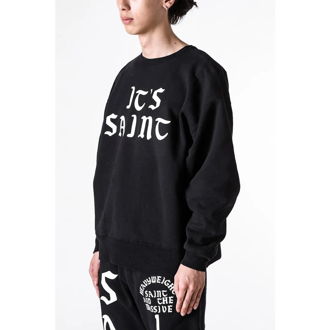 SAINT Mxxxxxx CREW SWT/IT'S SAINT/BLK Flocked SAINT sweatshirt Black S-XL ⚠️Note: This is flocking printing, not glue or crack paste. Don’t buy what you see in the picture. Short and loose fit. Both front and rear necklines are curved. Electrostatic flocking printing technology. Correct accessories. Fruit main mark/little angel anti-counterfeiting label.